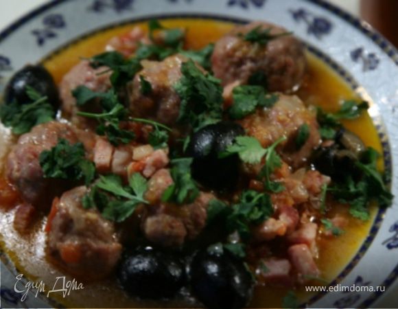 Оливки опустить в на 3 минуты в кипящую воду.Отбросить на дуршлаг и добавить к фрикаделькам.Готовить под крышкой еще 10 мин.Готовое блюдо украсить зеленью.
Приятного аппетита!