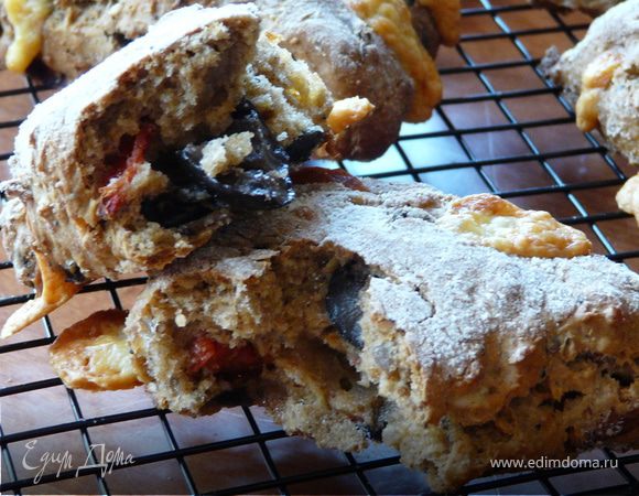 Смешать муку, оба масла и добавить овощи с сыром (кубиками), затем молоко. Сформировать из теста шар, приплюснуть его (диск) и нарезать на 8 треугольников.
Печь при 200С на смазанном маслом деке 15-20 минут.