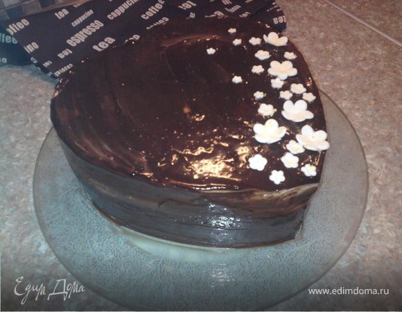 Приготовить глазурь: шоколад с маслом растопить на водяной бане.
Выровнять торт.
Покрыть глазурью.