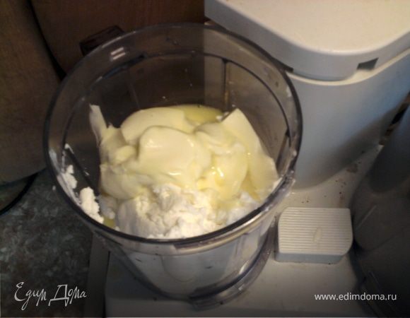 Творог, сахар, размягченное масло, цедра лимона - хорошо перемешать.
Я делаю это комбайном.