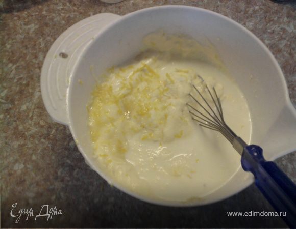 Яйца растереть с ванильным сахаром.
Добавить молоко, творожную масу. Перемешать.