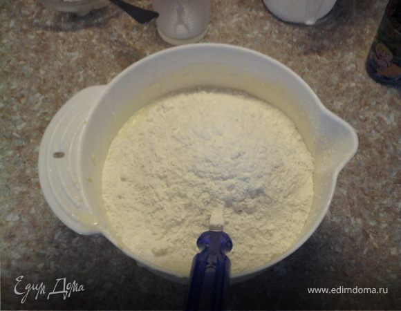 Муку хорошо смешать с разрыхлителем.
У все вместе подружить) 
