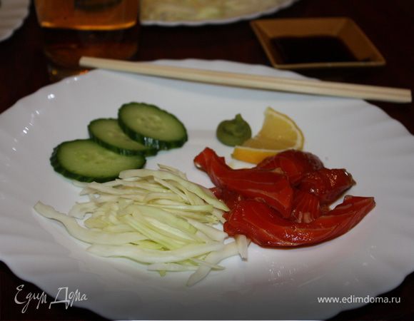 Филе надо очистить от возможных прожилок, костей и жира. Должно остаться только красное мясо рыбы. Помыть, высушить, нарезать на небольшие кусочки и залить соевым соусом. Поставить в холодильник на 30 минут - 1 час. Подавать с нарезанными овощами, лимоном, имбирем и соусами соевым и васаби. Приятного аппетита!