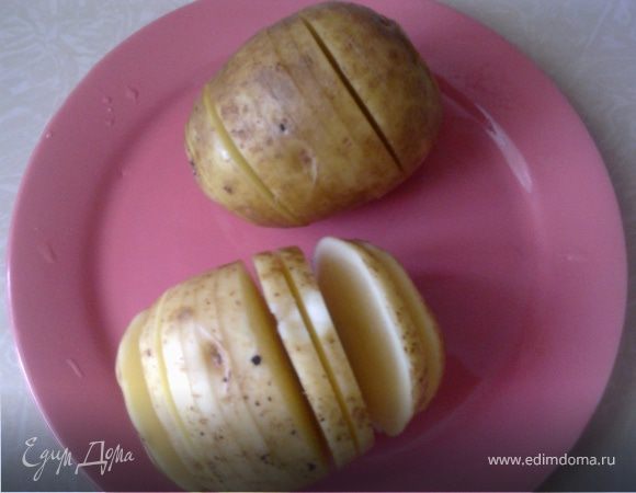 Картошку хорошо промыть и сделать надрезы в виде книжки.