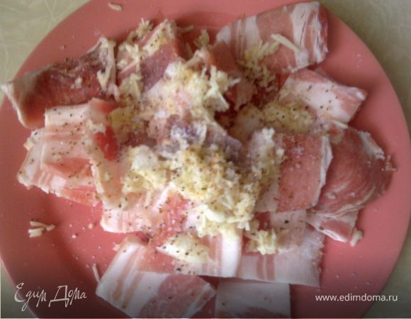 Нарезать пластинками грудинку,натереть чеснок на терке смешать со специями. Перемешать с мясом.