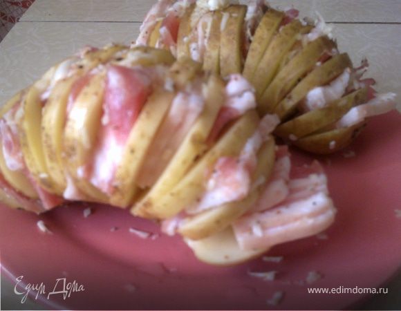 Пластинки грудинки вставить между ломтиками картошки.Затем картошку смазать майонезом и сбрызнуть маслом. Заворачиваем в фольгу, и в духовку на 30 минут при t 160 градусов!!!  