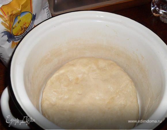 яйцо смешать с солью,соком лимона,1 ст.л. масла и водой,добавить муку,вымесить тесто,присыпать стол мукой и выложить всё тесто,очистить руки смазывая их растительным маслом,хорошо помять тесто,чтоб получилось крутым и в то же время мягким,положить тесто в миску,присыпанную мукой,накрыть полотенцем и дать отдохнуть минут 30