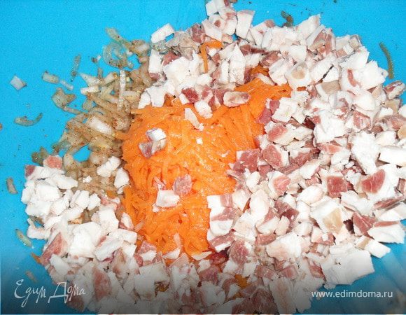 лук разрезать пополам,каждую половинку на 4 части и тонко нашинковать,положить в миску,добавить соль,имбирь,зеру,краную острую паприку щедро и размять руками лук,натереть на крупной тёрке тыкву,нарезать мелко бараний жир,всё перемешать руками и положить в друшлаг,чтоб в миску стекал сок,сок потом можно будет добавить в суп или в соус