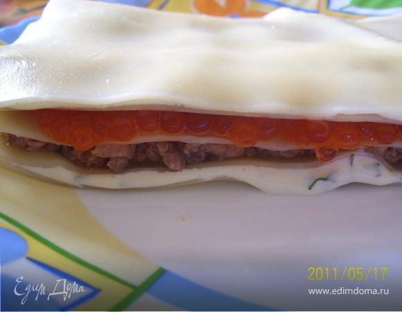 Лазанью отварить в большом количестве воды, промыть. Сыр смешать с измельченной зеленью укропа. Лист лазаньи уложить на блюдо, щедро смазать сыром. Укрываем вторым листом. Далее - тунец, укрываем. Третий слой - красная икра.