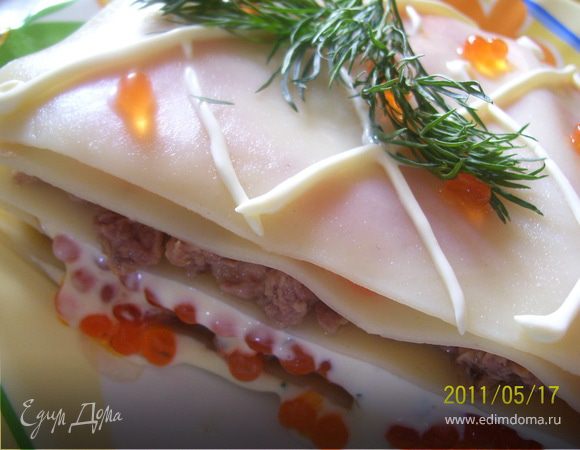 Повторить слои. Украсить сеточкой из майонеза и красной икрой. Можно сделать розочки из копченого лосося (у меня не было). Охладить в холодильнике 1 час.