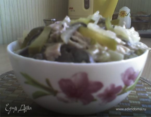 Курицу отварить, мясо нарезать соломкой. Грибы обжарить, мелко порезать. Лук мелко порезать, обжарить. Огурцы порезать слолмкой, ананасы мелкими кубиками. Все соединить, перемешать, добавить горчицу,заправить майонезом.