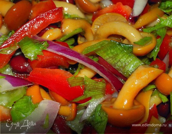 Выкладываем в дуршлаг опята и фасоль и промываем небольшим количеством кипячёной воды. Кладём в салатник. Добавляем порезанный перчик и порванные руками листья салата. Вроде бы таким образом в нём (в салате) сохраняется больше витаминов. Затем добавляем нашу заправку: смешанные отдельно в свободной пропорции, кому как нравится, оливковое масло, бальзамический уксус, соль, перец, кориандр, несколько капель лимона или лайма. Перемешиваем. В конце добавляем порезанный полукольцами лук. Салат готов. Приятного аппетита! :)