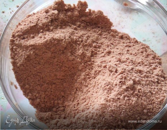 Масло порезать не большими кусочками и положить в миску, добавить муку, какао и сахар. Перетереть все руками во влажную крошку. Должна получиться сыпучая масса.