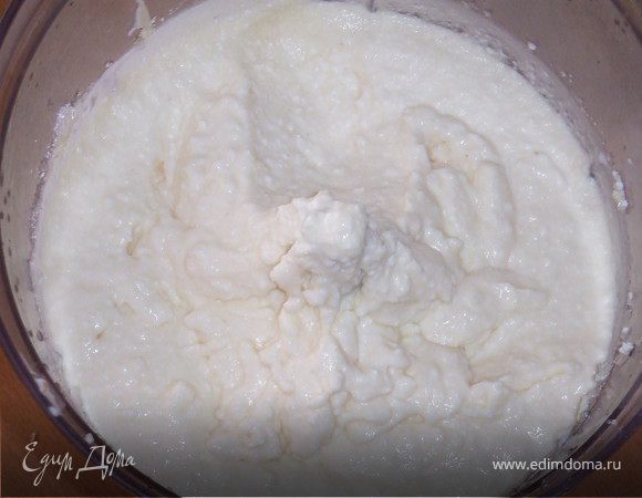 взбить в блендере в однородную массу яйца, сахар, муку, семена ванили или ванильный сахар, сметану и творог.
