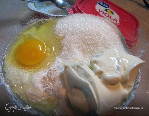  Муку, сахар, сыр, яйцо, соль, ваниль и разрыхлитель аккуратно соединяем руками и перетераем на крошку