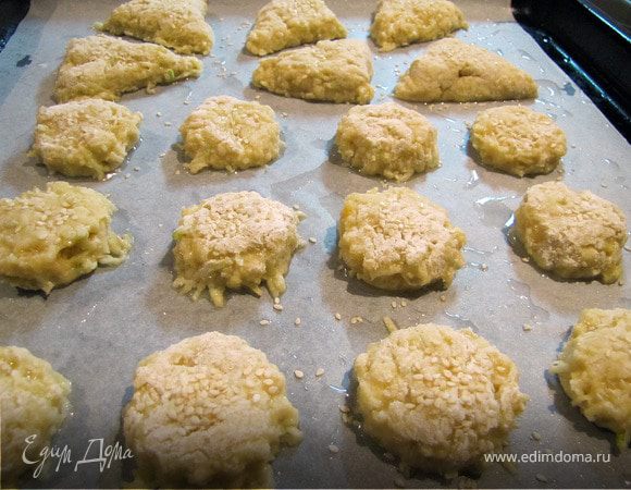 Выкладываем сконы на лист с пергаментом, смазанным растительным маслом, посыпаем кунжутом.