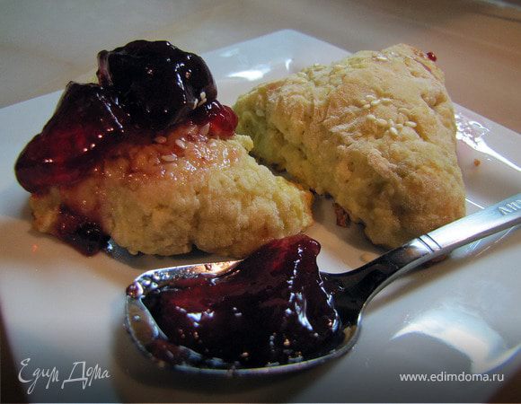 Еще гарячие сконы перемазывают джемом, вареньем, медом, сливками или сливочным маслом. Я подавала с виноградным мармеладом собственного приготовления, 