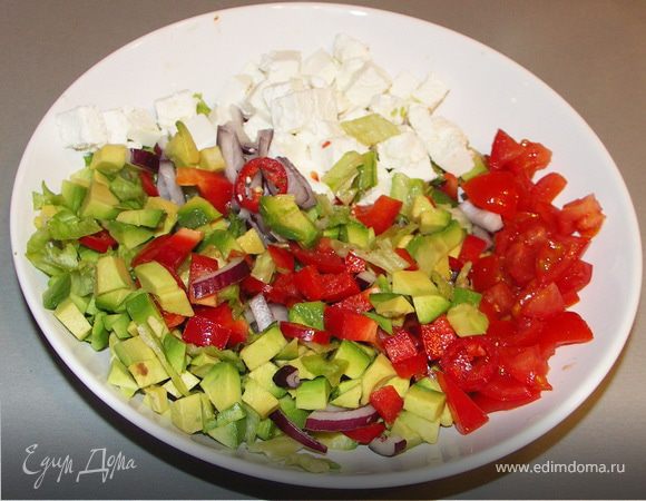 Овощи и брынзу порезать кубиками.Салат(самую нижнюю и сочную часть листиков)порвать на маленькие кусочки.