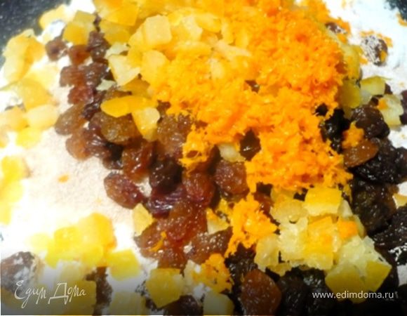 Муку, сахар, дрожжи, специи, изюм, цукаты, цедру и соль перемешать.
