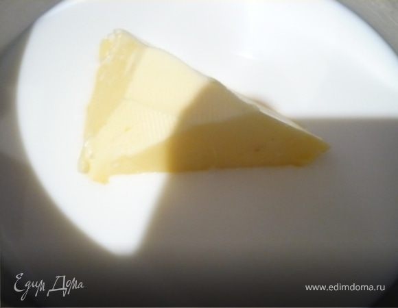 В кастрюлечку залить молоко и добавить масло. Нагреть, пока масло не растает, но при этом молоко не должно быть горячим, а только теплым (30С). Снять с огня и добавить яйцо, помешивая венчиком.
