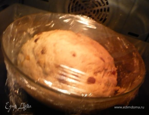 В мучной смеси сделать углубление и влить туда молоко. Размешать деревянной ложкой в одном направлении. На чуть присыпанном мукой столе вымесить тесто около 5 минут. Уложить в слегка смазанную форму и поставить в теплое место на 1 час или пока тесто не увеличится вдвое. 
