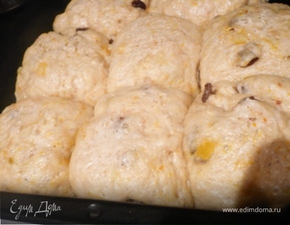 Тесто достать, подбить и сформировать 8 шариков. Уложить их в квадратную смазанную форму ок. 15 см. Накрыть влажным полотенцем и поставить в теплое место еще на 40 минут.
