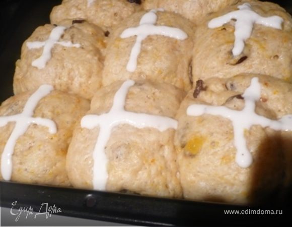 КРЕСТ: Муку развести водой до получения однородной кашицы. Наполнить шприц и сделать на булочках крест. Выпекать в разогретой до 220 С духовке 10 мин. Снизить температуру до 200 и выпекать еще 10 мин. или до золотистого цвета. 
