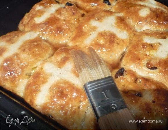 ГЛАЗУРЬ: воду, сахар и специи довести до кипения и варить 1-2 минуты на меленьком огне. Снять и смазать горячие булочки (в форме) глазурью. Остужать булочки на решетке. 
