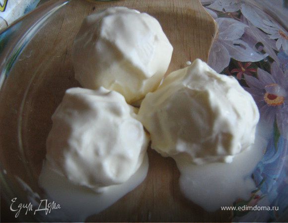 Пломбиру дать немного подтаять, сформовать из него 4 шарика и заморозить “в камень”, примерно 1 час