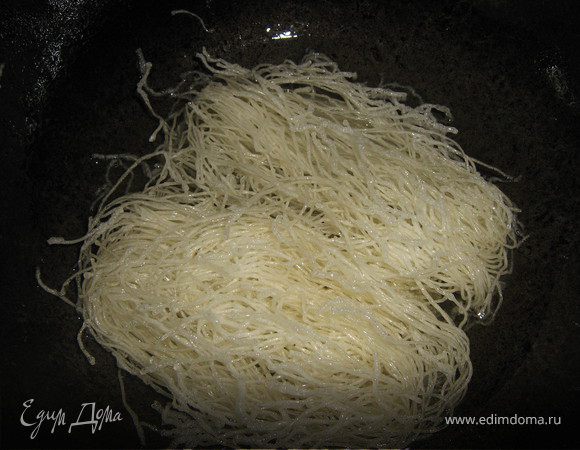 Разогреть масло во фритюрнице или в глубокой сковороде(я жарила в казане) до 160–180°С. Опустить в масло фунчезу буквально на 2–3 сек., чтобы она увеличилась в объеме. Выложить на бумажное полотенце, дать стечь жиру, разложить по тарелкам, посыпать сахарной пудрой.