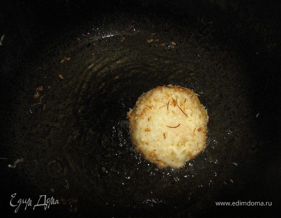 Панированные шарики мороженого обжарить в разогретом фритюре до золотистого цвета, 3–5 сек.