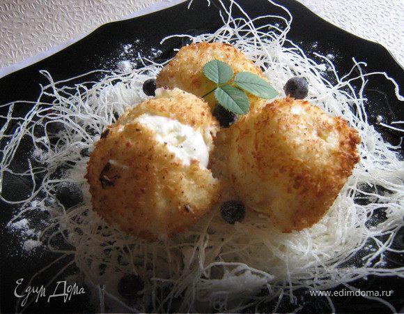 Выложить на бумажное полотенце на несколько секунд, затем переложить на фунчезу,украсить замороженными ягодами.