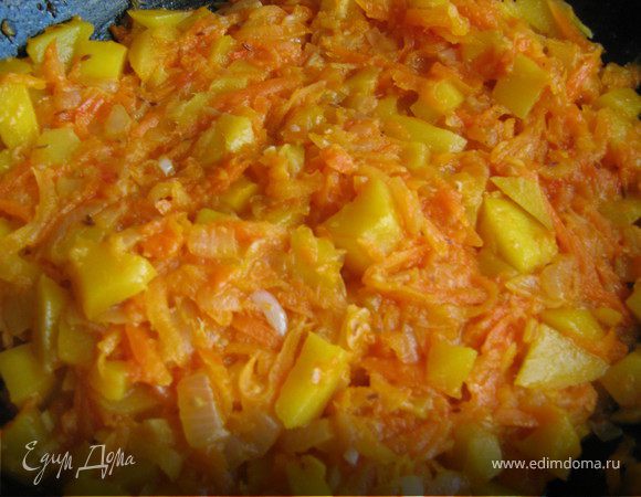 В сковороде хорошо разогреть раст.масло,лук очистить,мелко нарезать,жарить до золотистого цвета,добавить очищенную и натёртую на крупной тёрке морковь,жарить с луком помешивая минут 5-6,добавить натёртые на тёрке помидоры(без кожицы),тушить 10-15 минут на слабом огне помешивая,что бы смесь загустела,затем добавить имбирь,чеснок и лимонную цедру,манго очистить от кожицы,нарезать мелкими кубиками,добавить в сковородку вместе с апельсиновым соком,перемешать,и тушить все овощи-фрукты до мягкости,примерно 12-15 минут,посолить по вкусу.Соус готов.