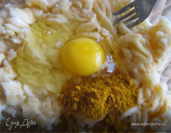  Бананы очистить и размять вилкой. Высыпать карри, вбить яйцо и тщательно перемешать.