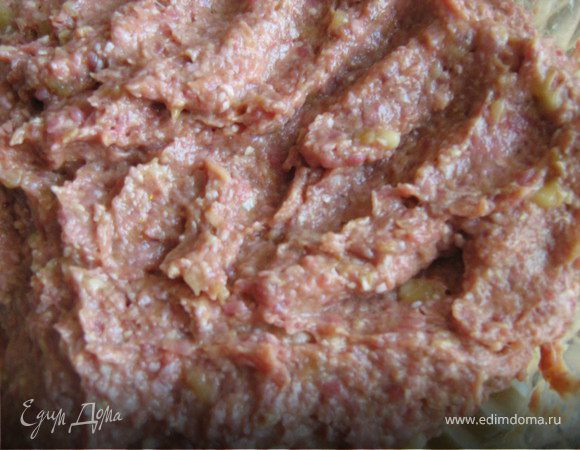 добавить в бананово-яичную смесь свиной фарш, вымесить до получения однородной массы.