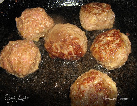 Слепить тефтели размером больше грецкого ореха. Класть тефтели небольшими партиями в разогретое растительное масло и, перекатывая, обжаривать до образования румяной корочки.