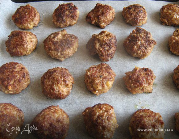 Переложить в один ряд на противень и поставить на 8-10 мин. в разогретую до 180°С духовку.
