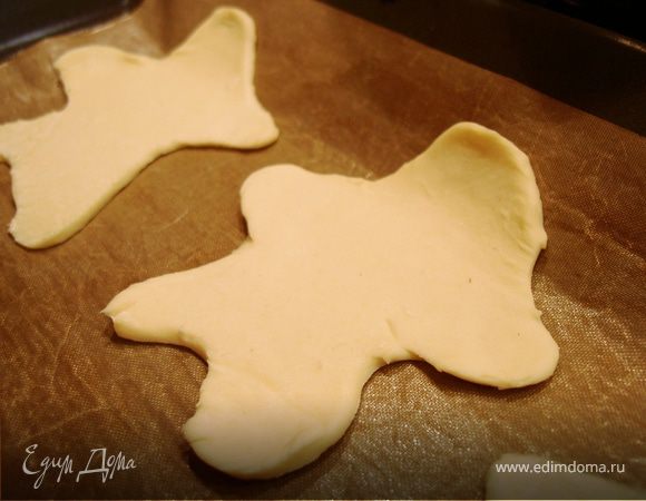 Тесто раскатать и вырезать фигурки привидений (уж какие выйдут:). Выложить на противень покрытый бумагой .