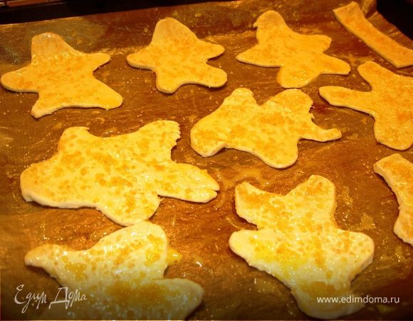 Желток с молоком слегка взбить венчиком, при помощи кисточки смазать эти пока еще слабо похожие на привидений фигурки. Сверху чуть присыпать сахаром и выпекать 15 минут при 200С.