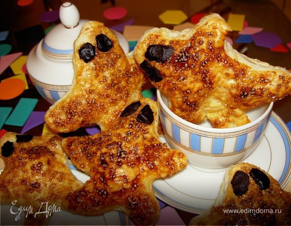 Приготовить на водяной бане шоколадный "пластилин" (его получилось немного больше и девочки с удовольствием полепили, а потом слопали:)) и приделать привидениям глазки~
Ну вот и они "САМЫЕ СТРР-РРАА-ААШНЫЕ ПРИВИДЕНИЯ В МИРЕ!". Остыть не успели:))