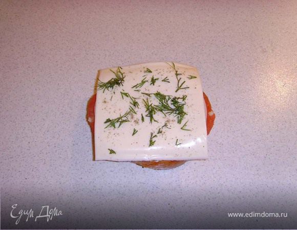 кладём колбасу, а на колбасу водружаем сыр. Посыпаем ССЧП или смесью перцев и зеленью. Отправляем в микроволновку до расплавления сыра.
P.S. Завершающий этап можно провести в духовке с грилем или просто в сквородке с закрытой крышкой, но тогда хлеб можно не поджаривать, как в начале рецепта.