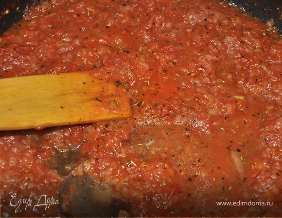 лук репчатый обжариваем, добавляем помидоры, прованские травы, соль, сыр