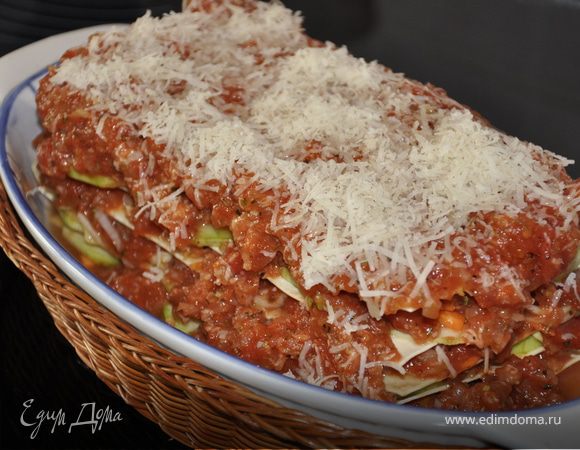 готовую пирамидку заливаем соус, посыпаем сыром. Запекаем 50 мин при температуре 180 гр.