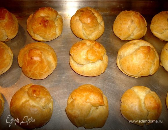 Выпекайте в духовке при 200 градусах 30-35 минут до золотистого цвета. Готовые профитроли снимаем с противня, охлаждаем.