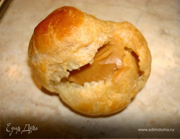 Пока охлаждаются наши профитроли… Дальше у нас два варианта:
1 вариант: В охлажденные шарики шприцем закачиваем по 5мл ликера (для мам), коньяка (для пап) или сока (для малышей).
2 вариант: В охлажденные шарики кондитерским шприцем, мешочком с насадкой или, сделав небольшой надрез, ложечкой  вводим начинку, состоящую из протертого через сито творога, сгущенного молока и ликера или коньяка (если кушать будут детки, то используем сок на ваш выбор). В том случае, если вы не любите творог (хотя честно скажу, вы его там даже не почувствуете, он просто придает нежность и небольшую кислинку сгущенному молоку), можете взять только сгущенку…
