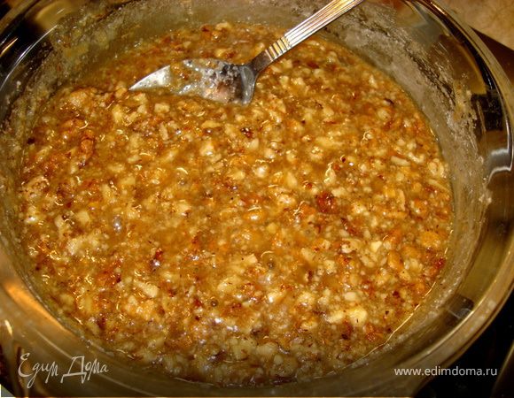 Теперь займемся грильяжем. Орехи мелко порубить. Сахар с водой, при постоянном помешивании на маленьком огне, довести до кипения и немного проварить до того момента, пока наш сироп не станет прозрачно золотистого цвета и немного не загустеет. Добавляем орехи и хорошенько размешиваем.
Пока грильяж горячий, ложечкой, покрываем им верхушки наших профитролей. Остудите.