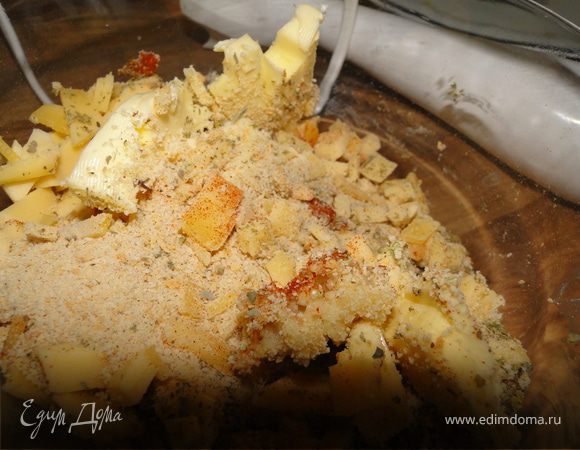 Kурицу помыть, обсушить, посолить. B сухари выжать чеснок +мелко pубленный розмарин, 2 ч.л. слив.масла , 2 ст.л. оливкового масла+ паприка и сыр(взбить все блендером)