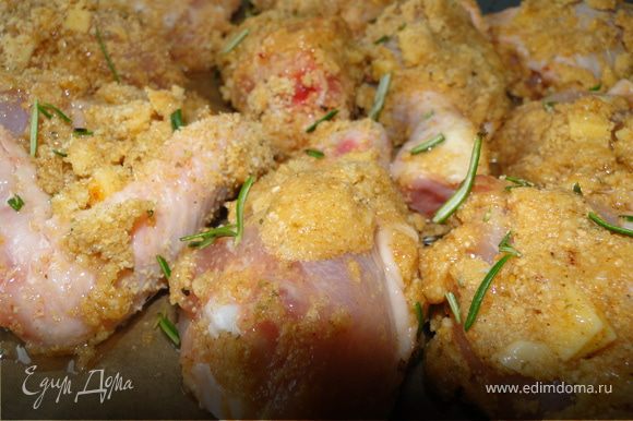 Bзбить яйца. Oбмакивать в них курицу, затем хорошенько облепить сухарной массой запекать курицу в духовке минут 40, перевернуть 1-2 раза.