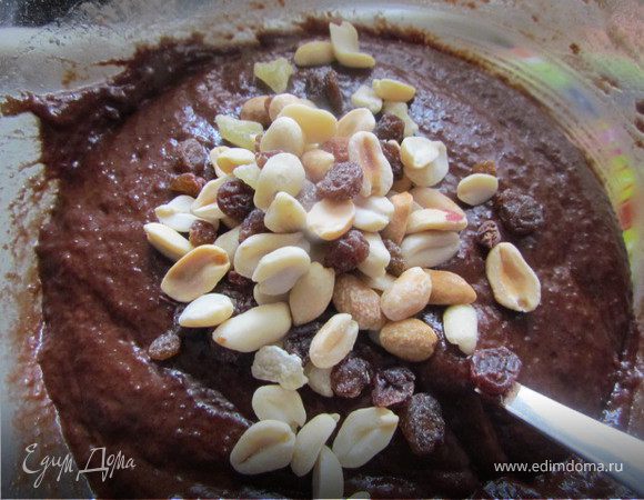 В большой миске смешайте муку, сахар, какао-порошок, разрыхлитель и соль. Добавьте воду, растительное масло, ваниль и смесь орехов и сухофруктов. Тщательно перемешайте.