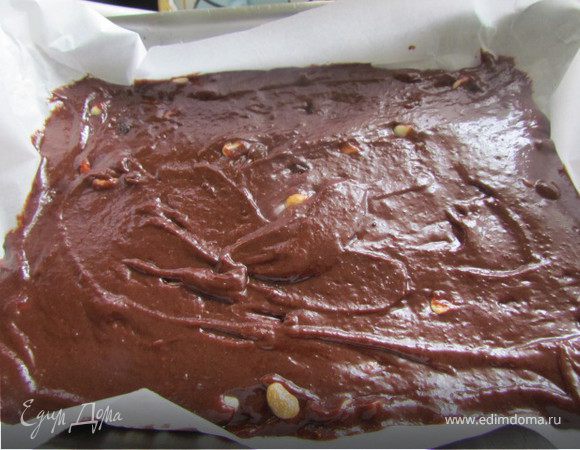 Форму для выпечки застелить пергаментом и равномерно выложите в наше шоколадное тесто.